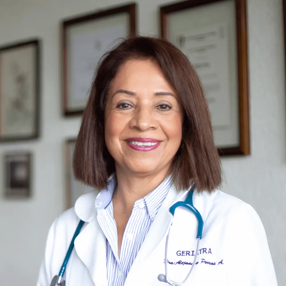 Retrato de la Dra. Alejandra Porras, la más destacada geriatra en Puebla.
